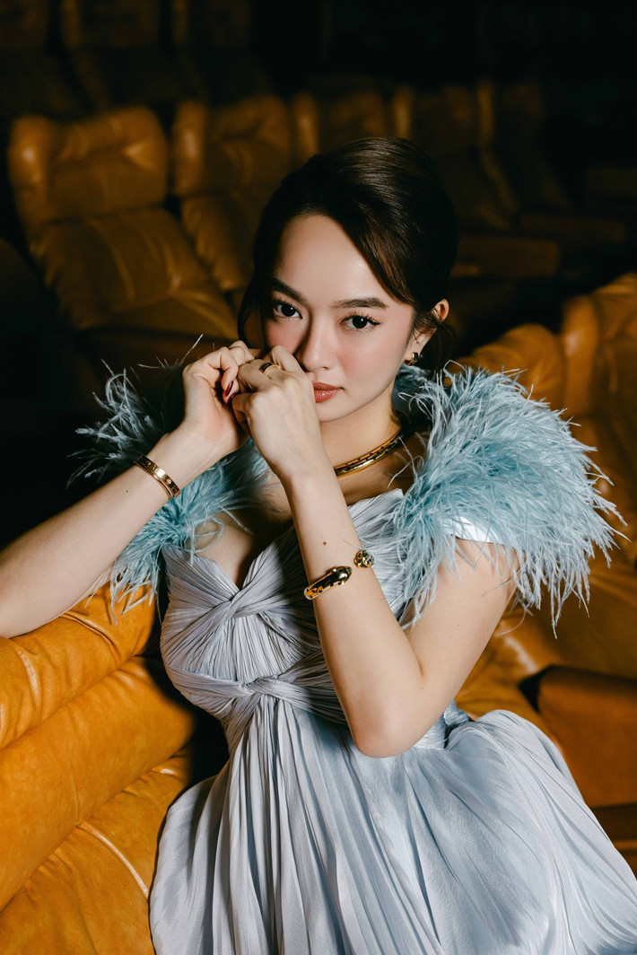 Ngoài đời, Kaity Nguyễn theo đuổi phong cách nữ tính, thanh lịch nhưng vẫn giữ nét gợi cảm.