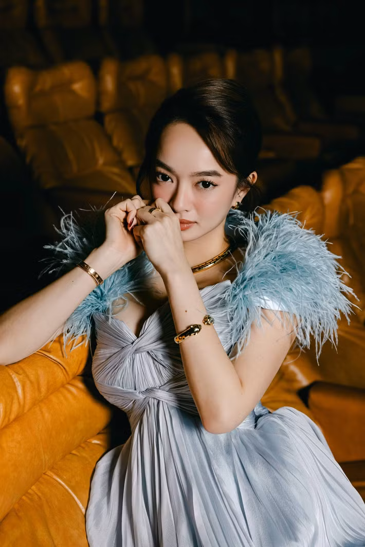 Ngoài đời, Kaity Nguyễn theo đuổi phong cách nữ tính, thanh lịch nhưng vẫn giữ nét gợi cảm.