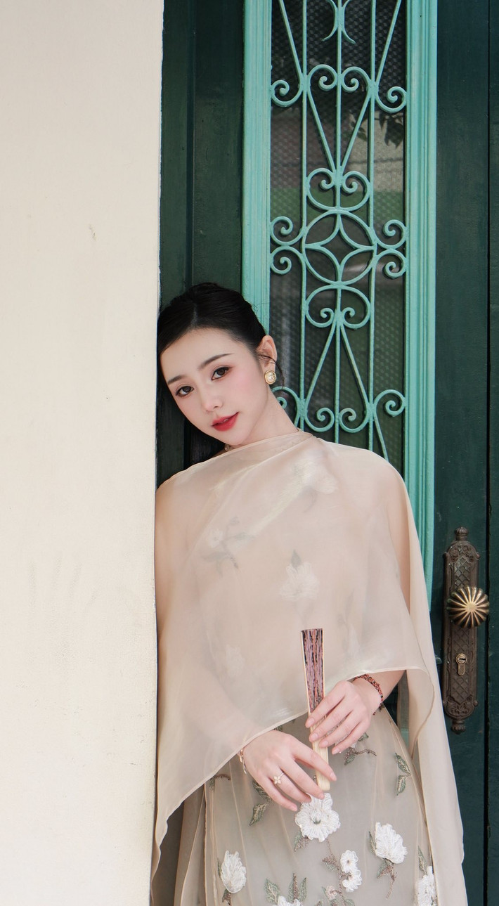 Trên trang cá nhân, Quỳnh Kool thường xuyên đăng tải những bộ ảnh theo đuổi phong cách trưởng thành, nữ tính và cực kỳ sang chảnh.