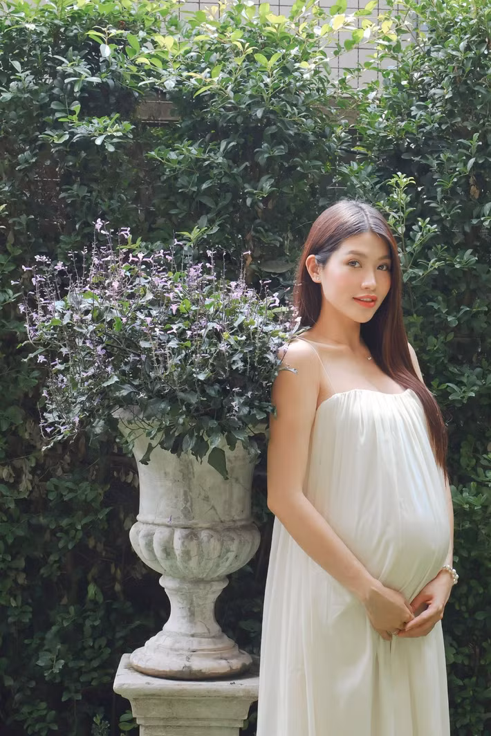 Đáng chú ý, dù đang ở những tuần cuối thai kỳ vóc dáng của Á hậu vẫn khá thon gọn.