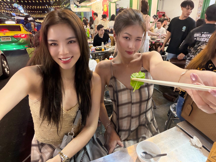 Mới đây, cộng đồng mạng được dịp xôn xao khi Hoa hậu Kỳ Duyên đăng tải loạt ảnh check-in cực chất trong chuyến du lịch tại Thái Lan. Đáng chú ý, người đồng hành cùng cô không ai khác chính là Hoa hậu Hòa bình Việt Nam 2022 - Đoàn Thiên Ân.