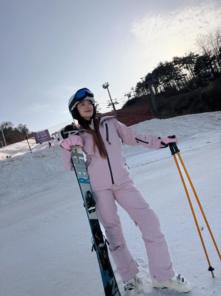 Cuộc sống gia đình bình yên của Minh Hằng khiến nhiều khán giả ngưỡng mộ khi cô thường xuyên chia sẻ những khoảnh khắc đời thường giản dị nhưng đầy hạnh phúc.