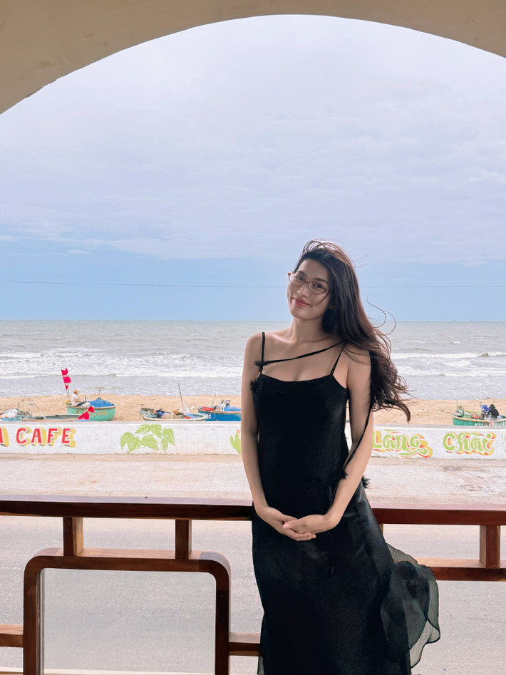 Những ngày gần đây, hình ảnh Á hậu Chế Nguyễn Quỳnh Châu trong giai đoạn cuối thai kỳ thu hút sự quan tâm của đông đảo người hâm mộ. Dù đã bước sang tam cá nguyệt thứ ba, người đẹp vẫn giữ được phong thái thanh lịch cùng vẻ ngoài tươi tắn.