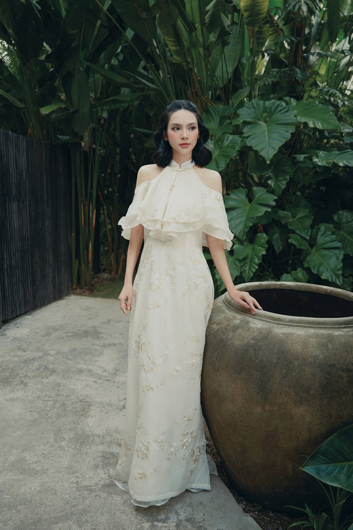 Từ một nữ diễn viên bận rộn với lịch quay dày đặc, cô chuyển mình sang vai trò làm dâu, làm vợ và làm mẹ một cách nhẹ nhàng.