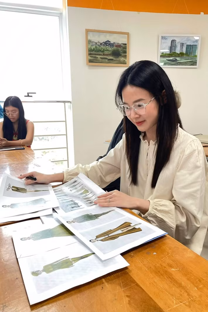 Thời gian gần đây, hình ảnh Midu lên giảng đường giảng dạy tiếp tục nhận được nhiều sự quan tâm của cộng đồng mạng.