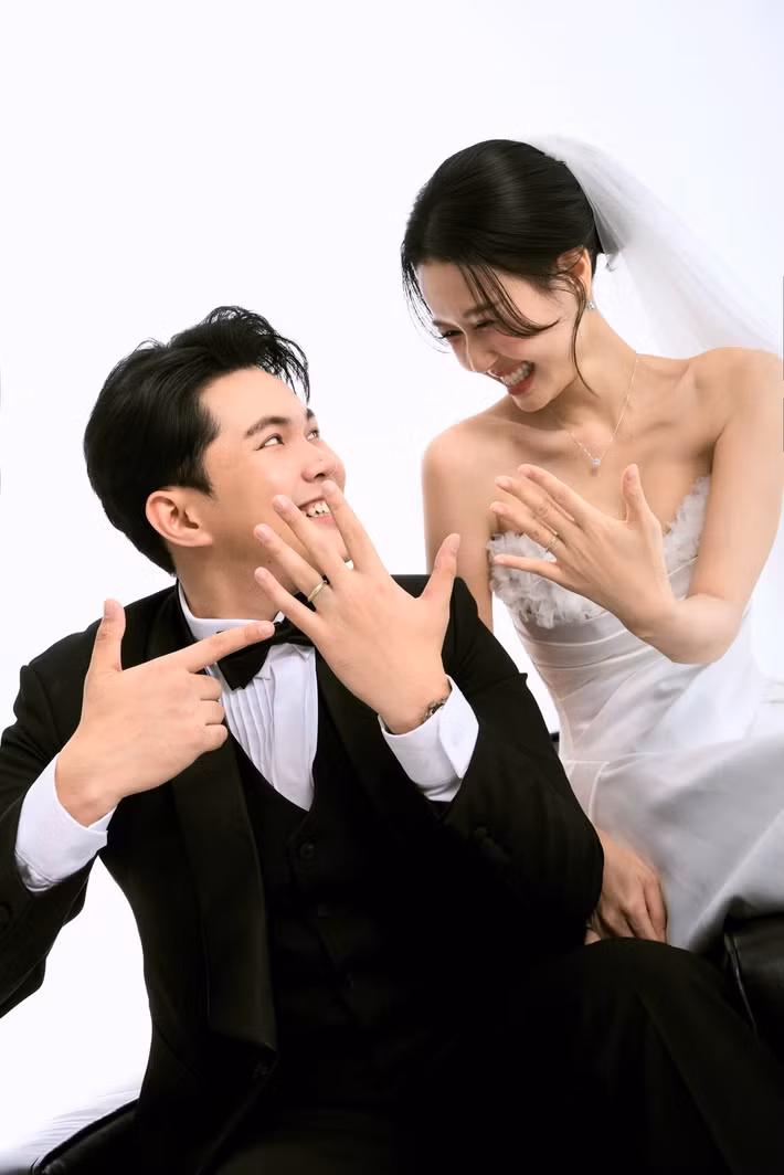 Trước đó, Nhung Gumiho và Andiez Nam Trương đã có khoảng thời gian dài hẹn hò kín tiếng. Mãi đến cuối năm 2024, cặp đôi mới công khai mối quan hệ với truyền thông. Khi câu chuyện tình cảm được chia sẻ, cả hai nhận được sự ủng hộ lớn từ người hâm mộ vì được nhận xét rất xứng đôi cả về ngoại hình lẫn sự nghiệp.