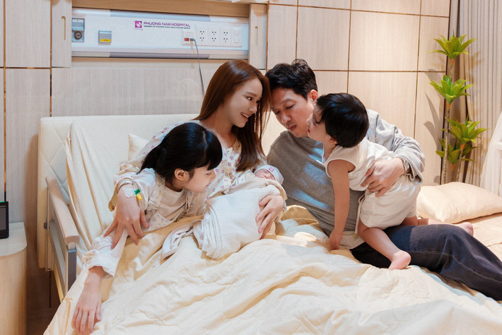 Diễn viên sinh con thứ ba hôm 23/1. Cô từng cho biết tăng khoảng 11 kg ở những tháng cuối thai kỳ, gặp một số vấn đề về nội tiết, da nám sạm.