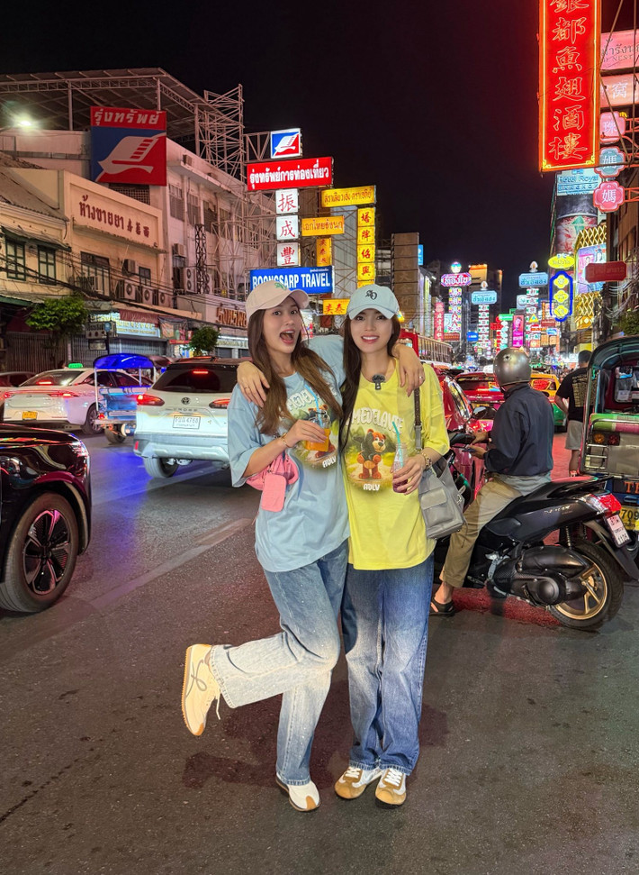 Kỳ Duyên và Thiên Ân thường xuyên diện trang phục ton-sur-ton, tạo nên hình ảnh ăn ý trong từng khung hình.