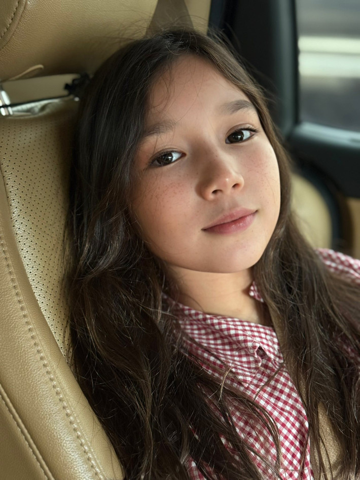 Không chỉ thông minh, Myla còn được mẹ khen ngợi vì tính cách tình cảm, biết chăm sóc em trai Luca.