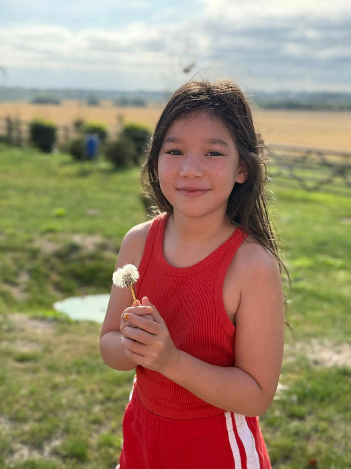 Nhiều người nhận xét Myla thừa hưởng nhiều nét từ bố, đặc biệt là vẻ đẹp lai Tây rất nổi bật.