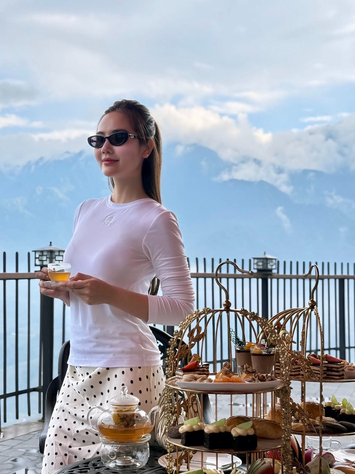 Cô từng tham gia các phim: "Bộ tứ 10A8", "Bí mật của Eva", "Ba đám cưới một đời chồng", "Ngược chiều nước mắt", "Thương ngày nắng về", "Chúng ta của 8 năm sau"... Từ khi tuyên bố ly hôn, nữ diễn viên chưa công khai chuyện tình cảm mới.