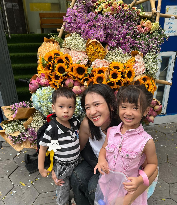 Cặp đôi khá kín tiếng trên mạng xã hội, Trâm Anh thường xuyên chia sẻ khoảnh khắc đời thường cùng hai con, nhận về nhiều lượt quan tâm.