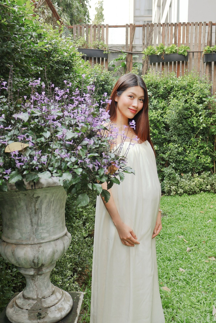 Những khoảnh khắc khi mang thai của Quỳnh Châu nhận nhiều lời khen từ người hâm mộ. Dù đang ở giai đoạn cuối của thai kỳ, Á hậu vẫn giữ được thần thái rạng rỡ cùng phong cách thời trang tinh tế.