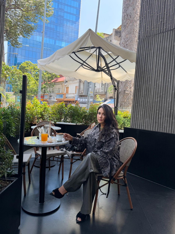 Suốt thập niên 1990, cái tên Thanh Lam đã trở thành một biểu tượng không thể thay thế của nhạc nhẹ Việt Nam. Nữ diva đầu tiên được phong tặng danh hiệu NSND luôn xuất hiện với hình ảnh "dữ dội", "cháy" trên sân khấu.