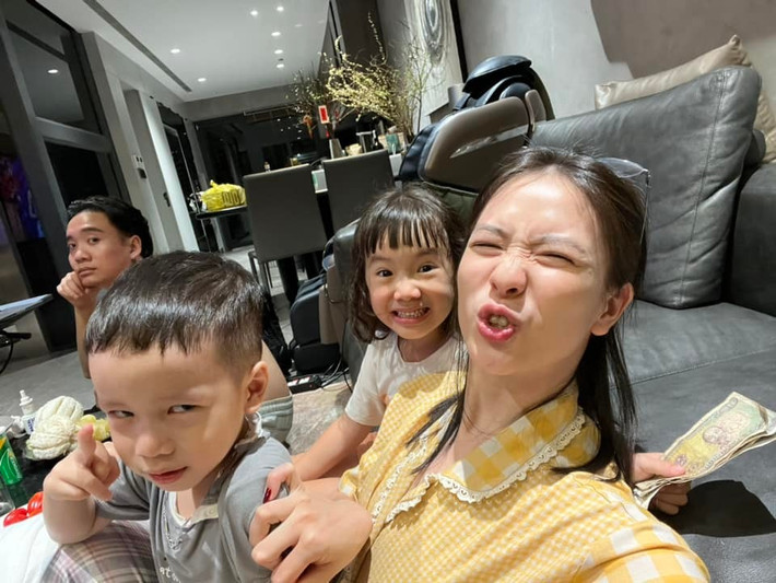 Em trai Mino cũng không kém phần dễ thương, thường xuyên “đốn tim” cộng đồng mạng qua những khoảnh khắc đời thường. Tổ ấm của Trâm Anh và JustaTee vì thế càng thêm trọn vẹn, nhận được nhiều sự yêu mến từ công chúng.