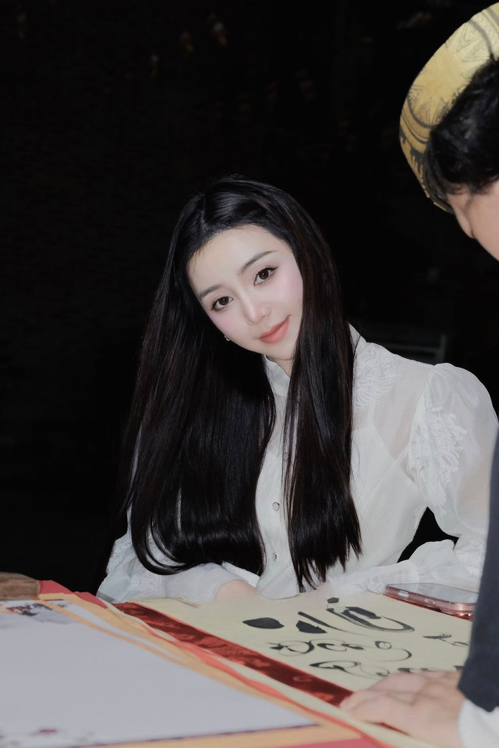 Để phù hợp với gia cảnh vất vả của nhân vật, Quỳnh Kool thường xuất hiện với trang phục giản dị, gương mặt ít son phấn. Tuy nhiên, trong tập 11 vừa lên sóng, nữ diễn viên sinh năm 1995 đã vấp phải nhiều ý kiến trái chiều về tạo hình. Cụ thể, lớp trang điểm quá trắng cộng với sắc mặt nhợt nhạt thiếu sức sống đã khiến cô bị một bộ phận khán giả nhận xét là "giống ma" và thiếu tự nhiên.