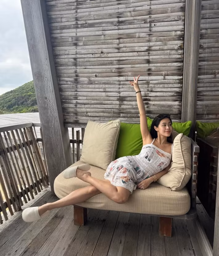 Cô theo đuổi chế độ tập luyện đều đặn và chăm sóc da nghiêm ngặt, nhờ đó luôn xuất hiện với hình ảnh chỉn chu, tràn đầy năng lượng. Mỗi bức ảnh chia sẻ đều toát lên sự tự tin, hiện đại và đẳng cấp của một quý cô thành đạt.