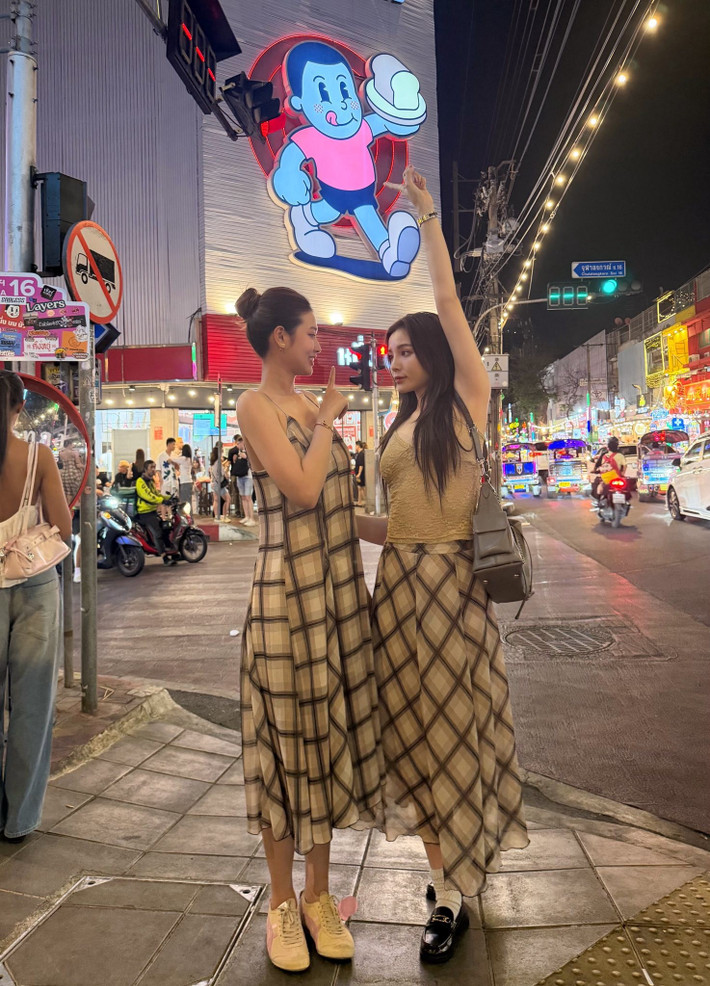 Sự gắn kết của cả hai thể hiện rõ qua cách họ tựa đầu, khoác tay và ánh mắt rạng rỡ dành cho nhau.