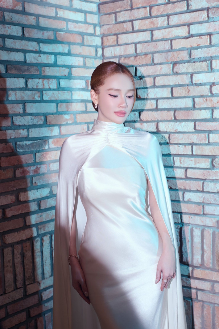 Khoảng một tháng sau khi sinh con thứ ba, Nhã Phương đã dần quay trở lại với các hoạt động giải trí và sự kiện. Dù xuất hiện chưa quá dày đặc, nhưng mỗi lần lộ diện của cô đều nhận được sự quan tâm lớn từ người hâm mộ.