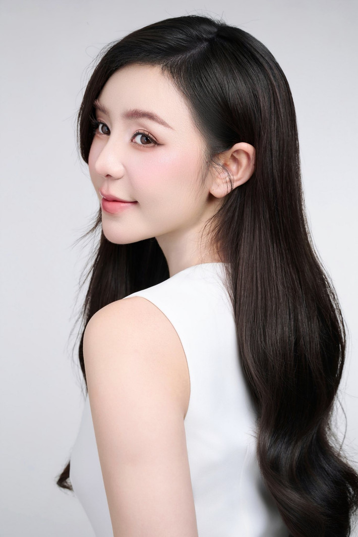 Trái ngược hoàn toàn với vẻ ngoài khắc khổ của nhân vật Thương, nhan sắc ngoài đời của Quỳnh Kool lại được công chúng đánh giá là đang ở độ "chín" nhất.