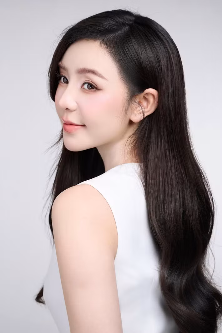 Trái ngược hoàn toàn với vẻ ngoài khắc khổ của nhân vật Thương, nhan sắc ngoài đời của Quỳnh Kool lại được công chúng đánh giá là đang ở độ "chín" nhất.