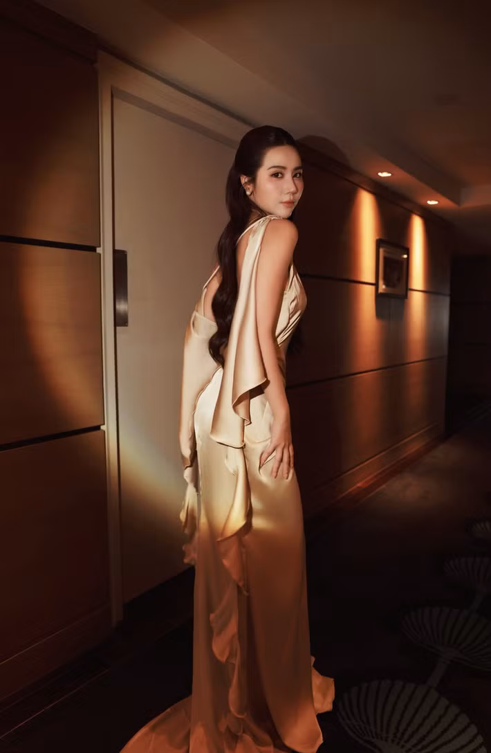 Sở hữu số đo ba vòng 80-59-88 cm, chiều cao 1,64 m và cân nặng 48 kg, nữ diễn viên được đánh giá có vóc dáng chuẩn đồng hồ cát đáng mơ ước.