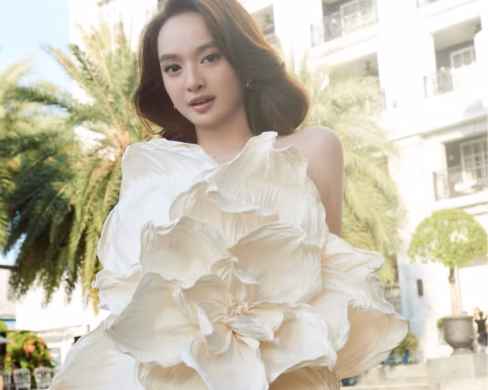 Hình ảnh mới của cô được nhận xét thanh thoát, hiện đại và phù hợp với những vai diễn đòi hỏi khí chất sang trọng, nữ tính. Nhờ đó, nữ diễn viên ngày càng ghi điểm với công chúng không chỉ bởi tài năng mà còn ở gu thẩm mỹ.