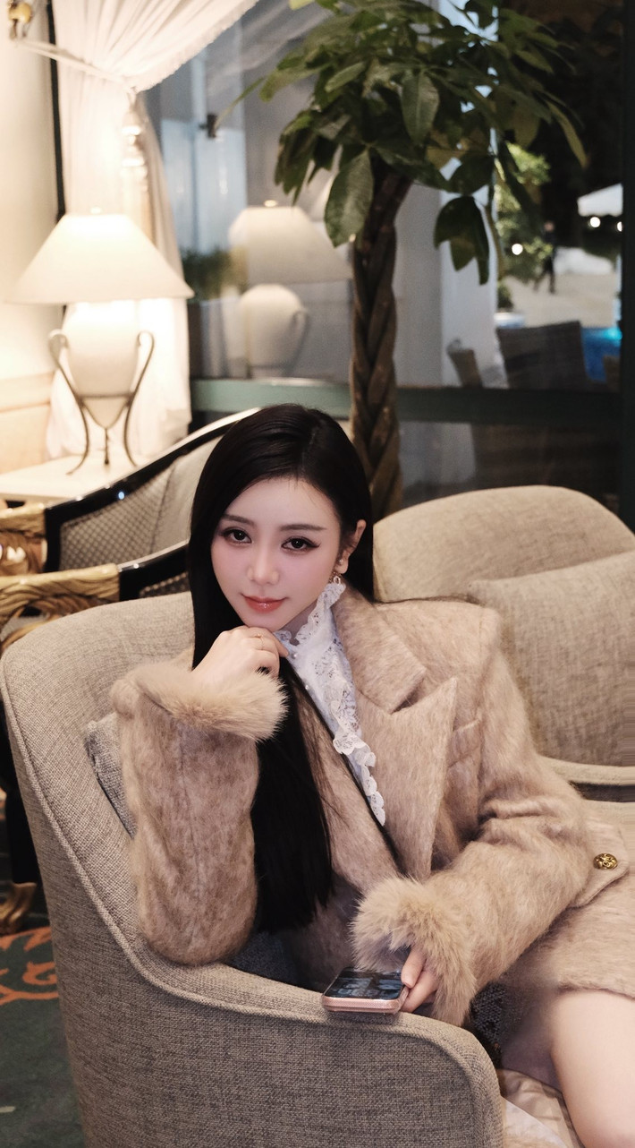 Trên mạng xã hội, cô thường xuyên chia sẻ những bộ ảnh gợi cảm, thu hút lượng tương tác lớn và nhận về nhiều lời khen từ người hâm mộ.