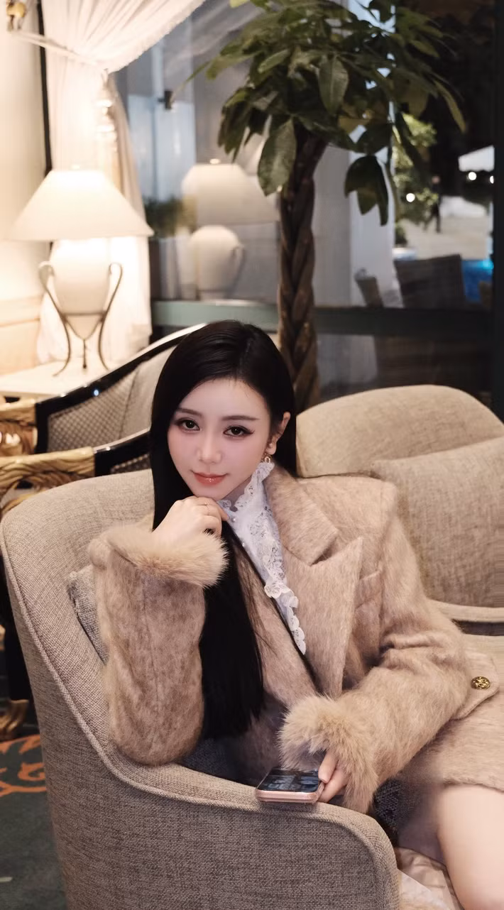 Trên mạng xã hội, cô thường xuyên chia sẻ những bộ ảnh gợi cảm, thu hút lượng tương tác lớn và nhận về nhiều lời khen từ người hâm mộ.