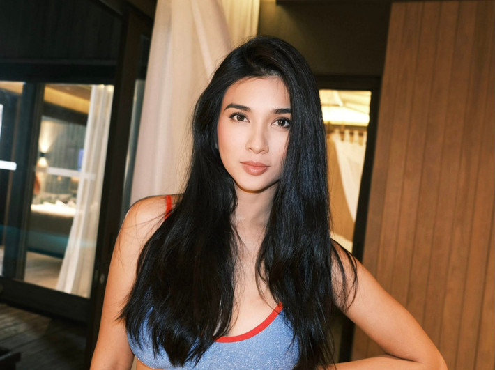 Sở hữu gương mặt khả ái và đường nét hài hòa, cô ghi dấu ấn qua nhiều bộ phim như: Tuổi thanh xuân, Mộng phù hoa, Dưới bóng bình yên và Nữ luật sư.