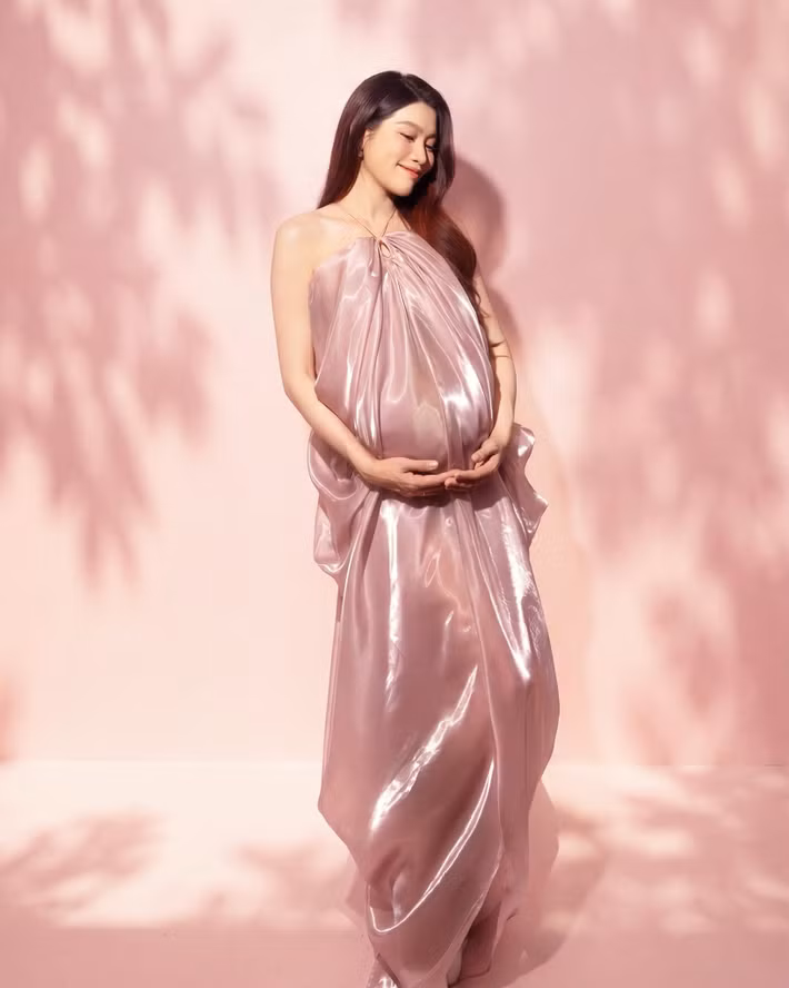 Chế Nguyễn Quỳnh Châu nói cô yêu cơ thể hiện tại của mình, dù đã không còn những đường cong như lúc còn son rỗi. Nhưng đổi lại, cô đang trở thành một người mẹ với trách nhiệm và tình yêu thương vô điều kiện.