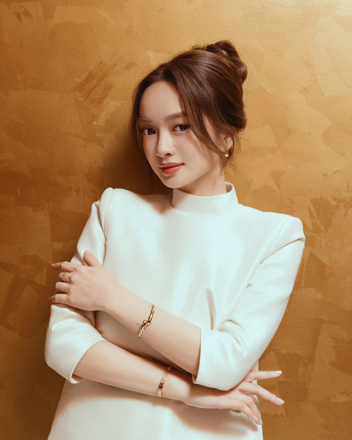 Trước đây, Kaity Nguyễn thường được nhắc đến với lợi thế vòng một "khủng". Tuy nhiên, khi muốn thử sức với nhiều dạng vai yêu cầu sự tinh tế, thanh lịch hơn, cô nhận ra đặc điểm hình thể này đôi khi trở thành rào cản trong việc hóa thân nhân vật. Vì vậy, nữ diễn viên quyết định thu nhỏ vòng một kết hợp giảm cân để sở hữu vóc dáng gọn gàng, cân đối hơn.