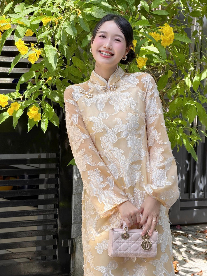 Nữ diễn viên sinh năm 1992, tên thật là Nguyễn Thị Hồng Nhung, quê ở Quảng Bình. Cô từng là một trong những hot girl nổi tiếng tại Sài Gòn và được biết đến với nhiều vai trò như người mẫu, diễn viên, MC.