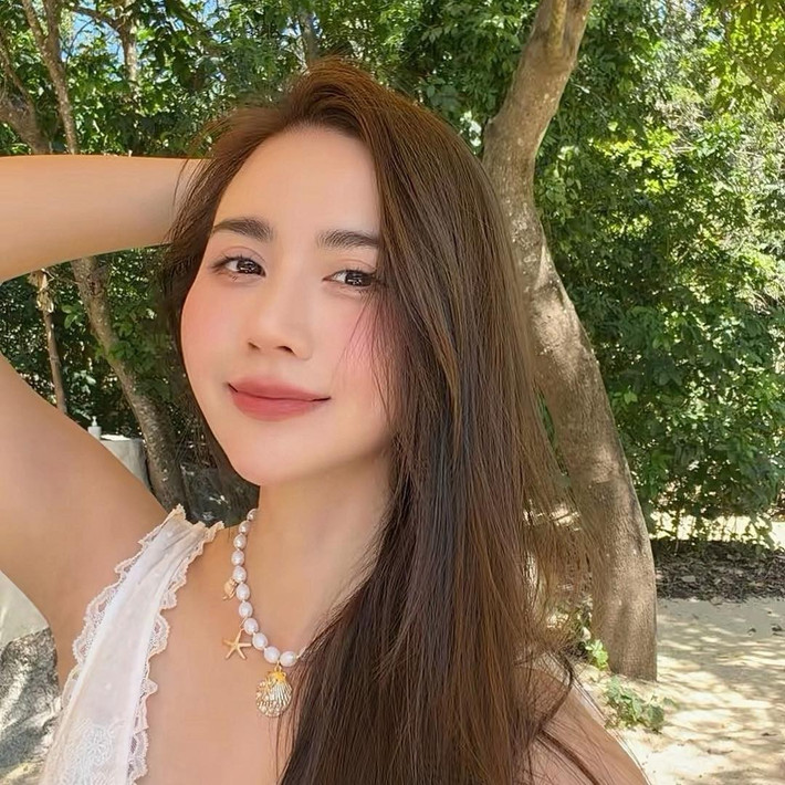 Không chỉ gây ấn tượng bởi body “chuẩn chỉnh”, nữ diễn viên còn ghi điểm với làn da mịn màng và thần thái rạng rỡ trong từng khung hình.