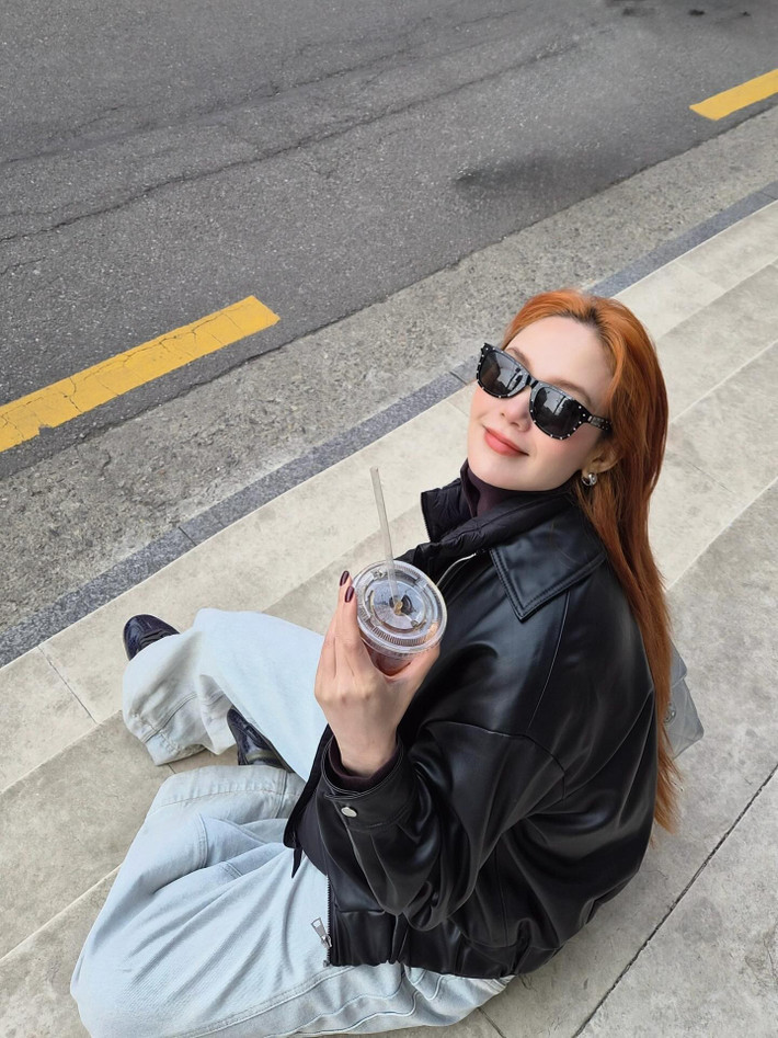 Điều khiến công chúng cảm động hơn cả chính là sự quan tâm tinh tế của nam doanh nhân dành cho vợ. Từ lúc mang thai đến khi sinh con, anh luôn là người đồng hành sát cánh, không ngại tháp tùng vợ đi làm đẹp, đi quay hay thậm chí vào bếp nấu ăn phụ giúp bà xã.