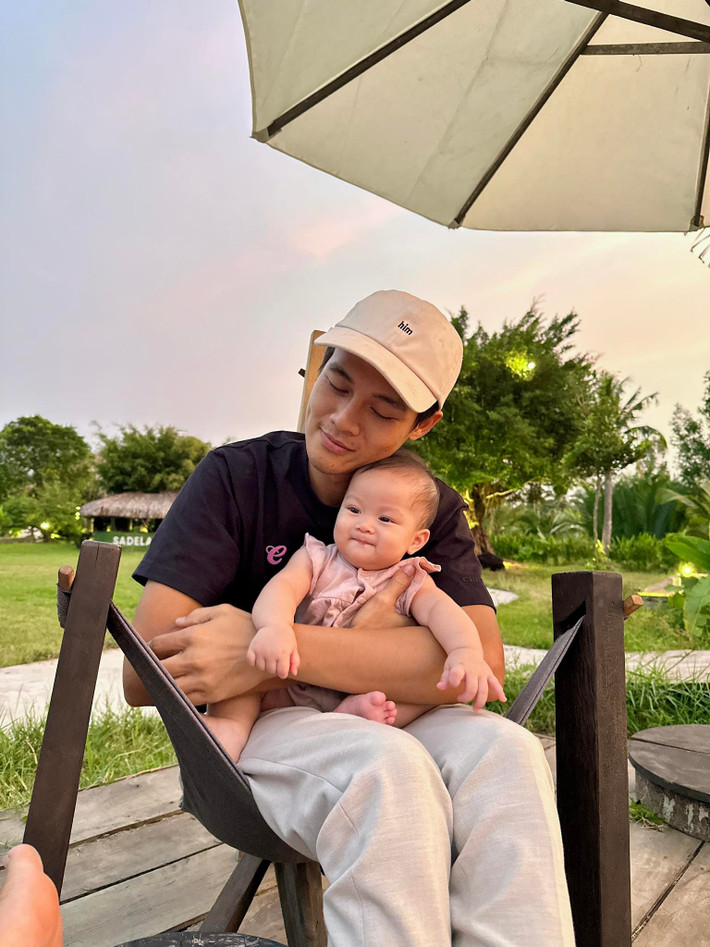 Từng quen thuộc với khán giả qua nhiều vai diễn trên màn ảnh nhỏ, Quỳnh Lương của hiện tại lại chọn cho mình nhịp sống chậm rãi nơi miền sông nước. Sau khi kết hôn và sinh con thứ hai, nữ diễn viên ví quãng thời gian này như một “kỳ nghỉ hưu non” sau nhiều năm làm việc liên tục.