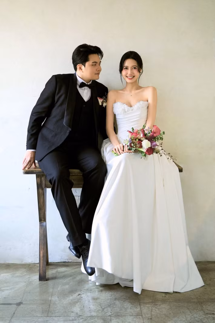 Mới đây, nữ diễn viên Nhung Gumiho đã đăng tải bộ ảnh cưới ngọt ngào trên trang cá nhân, chính thức thông báo về thời gian tổ chức hôn lễ với nhạc sĩ Andiez Nam Trương. Những khung hình lãng mạn nhanh chóng thu hút sự chú ý của cộng đồng mạng và nhận về nhiều lời chúc mừng từ khán giả.