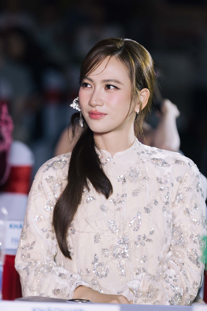 Trên trang cá nhân, cô thường chia sẻ những khoảnh khắc cận mặt chân thực, nhận về nhiều lời khen vì làn da khỏe khoắn.