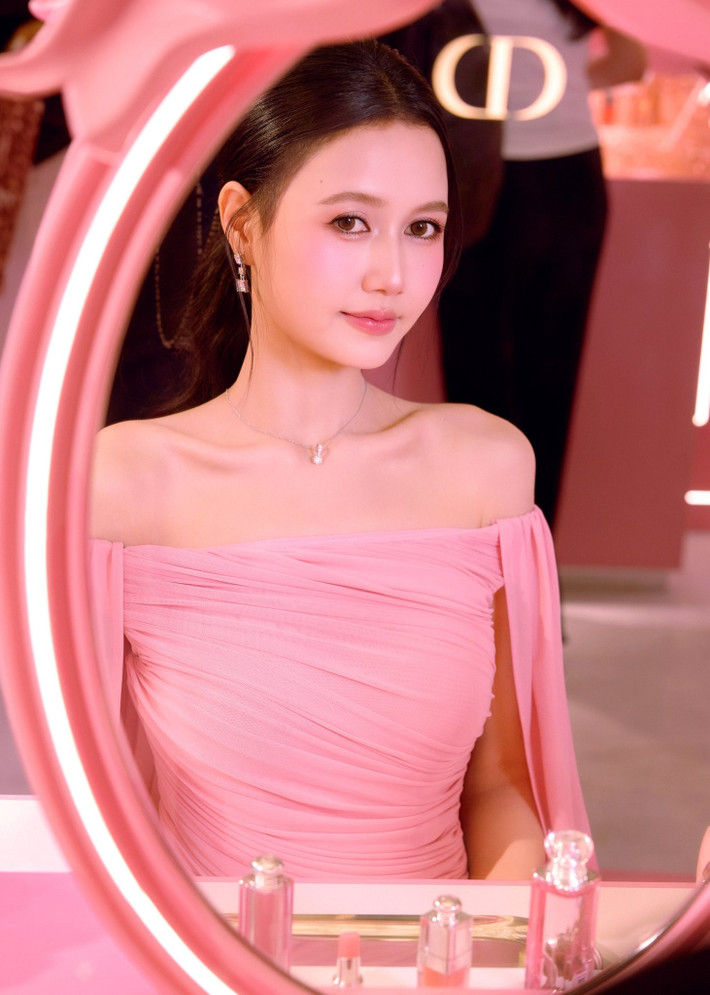 Không chỉ gây chú ý bởi chuyện tình đẹp, Nhung Gumiho còn khiến nhiều người ngưỡng mộ bởi nhan sắc ngọt ngào, trong trẻo như nàng thơ.