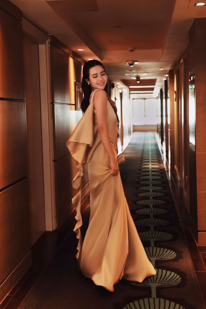 Điểm nhấn đắt giá nhất của trang phục chính là thiết kế hở trọn phía sau, giúp nữ diễn viên khoe trọn tấm lưng ong nõn nà và làn da mịn màng không tì vết.