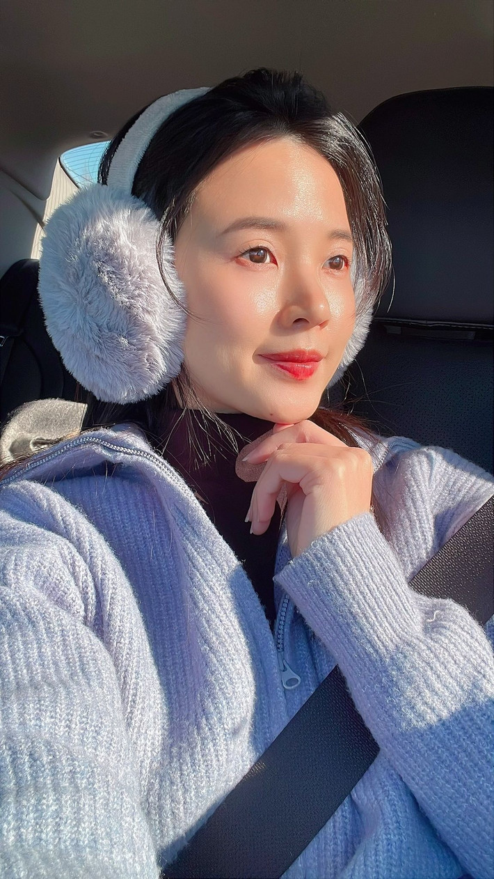 Không phải lần đầu Midu khiến cư dân mạng trầm trồ với phong cách đi dạy. Mỗi lần nữ diễn viên chia sẻ hình ảnh lên lớp, netizen lại dành nhiều lời khen cho gu thời trang trẻ trung nhưng vẫn chuẩn mực của môi trường học đường.