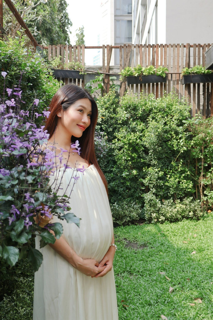 Không lựa chọn phong cách gợi cảm hay hở hang, Quỳnh Châu ưu tiên những thiết kế dài, chất liệu mềm mại, ôm sát cơ thể. Chính sự tinh tế này giúp tôn lên đường cong tự nhiên của người phụ nữ khi mang thai, đồng thời mang lại vẻ đẹp nhẹ nhàng, sang trọng.