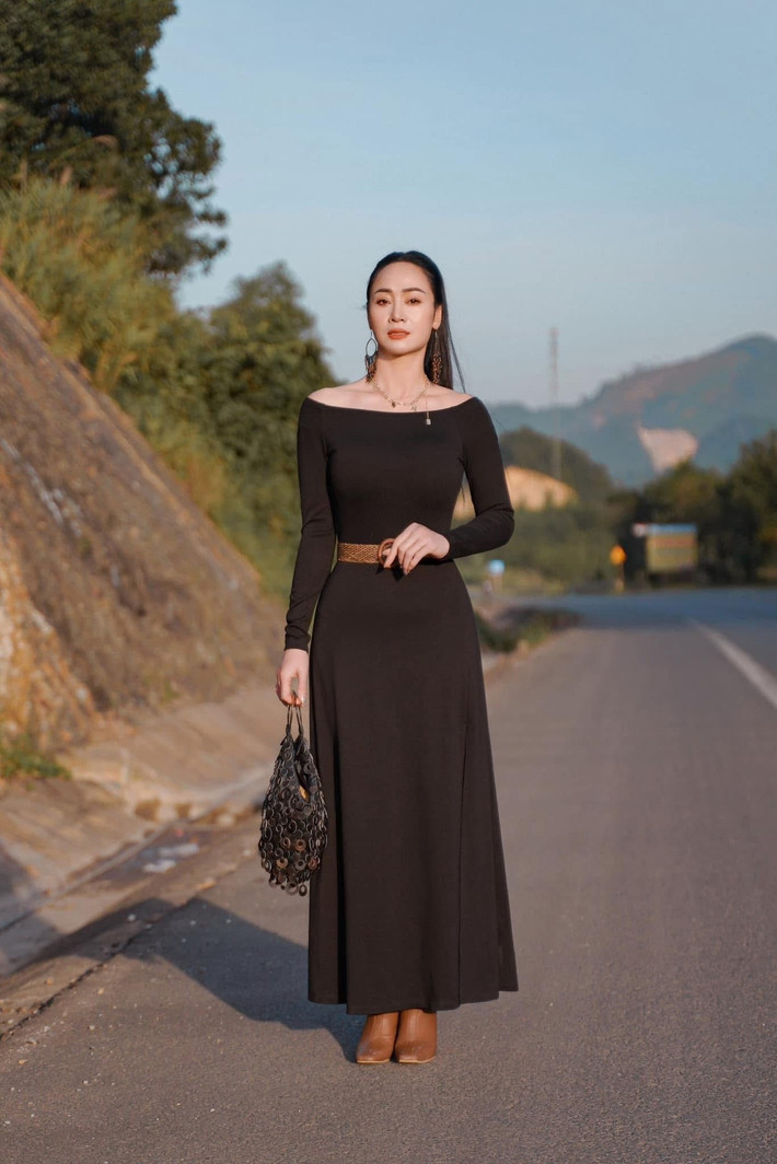 Ở tuổi U50, cô vẫn sở hữu vóc dáng thon gọn, đường cong mềm mại cùng chiều cao 1,67m nổi bật.