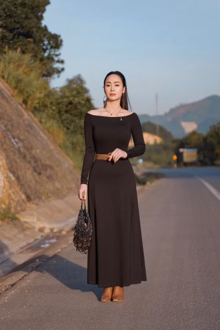Ở tuổi U50, cô vẫn sở hữu vóc dáng thon gọn, đường cong mềm mại cùng chiều cao 1,67m nổi bật.