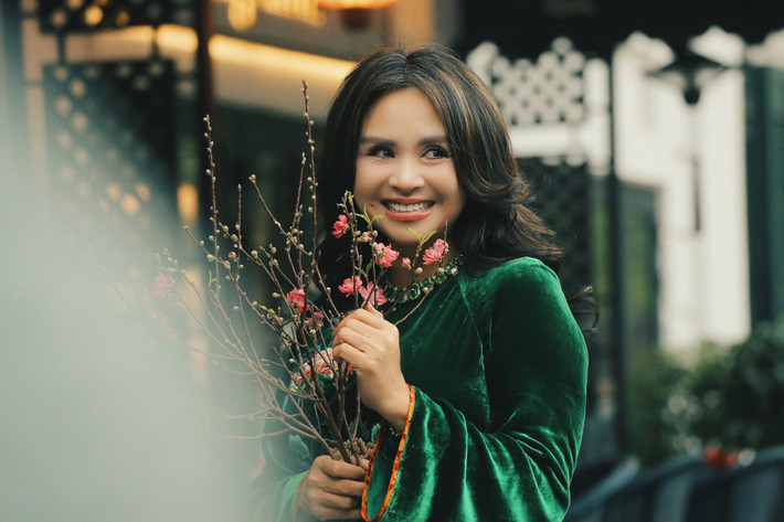 Khán giả thế hệ 7X, 8X chắc hẳn không thể quên một Thanh Lam đầy tự sự trong "Cho em một ngày", nồng nàn với "Giọt nắng bên thềm" hay tràn đầy sức sống cùng "Đánh thức tầm xuân",...