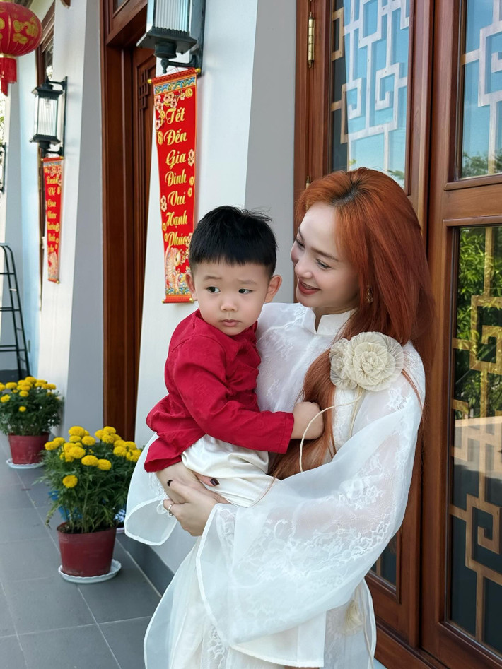 Theo chia sẻ của Minh Hằng, từ khi mang thai cho đến lúc sinh con, cô luôn có chồng ở bên đồng hành và chăm sóc.