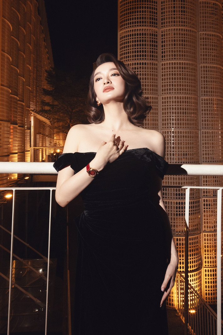 Dù không sở hữu chiều cao quá nổi bật, Kaity Nguyễn vẫn gây ấn tượng nhờ gương mặt trẻ trung, làn da mịn màng và vóc dáng săn chắc.