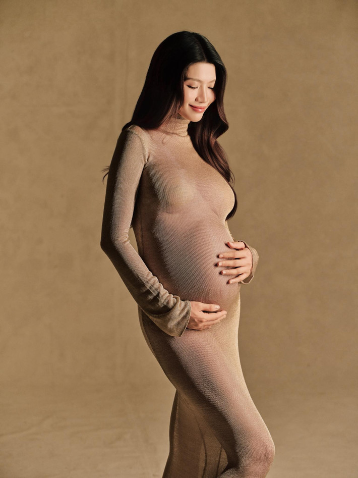 Mới đây, Á hậu Quỳnh Châu chia sẻ hình ảnh lưu lại “đường cong đẹp nhất cuộc đời” khi đang mang thai con đầu lòng. Người đẹp diện váy ôm dáng kín đáo, vừa tôn lên vòng bụng bầu, vừa giữ được vẻ thanh lịch đặc trưng.