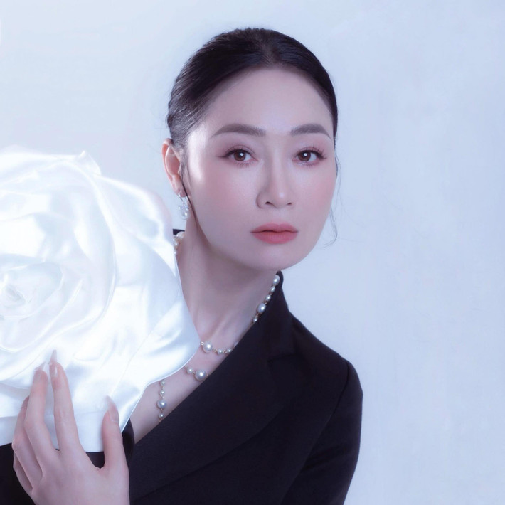 Trái ngược với hình ảnh đáng ghét trên phim, ngoài đời Quách Thu Phương ghi điểm với phong cách trẻ trung, thanh lịch nhưng không kém phần gợi cảm.