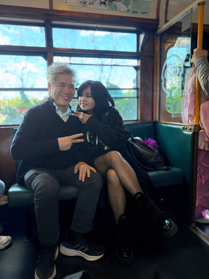 Bên cạnh sự nghiệp rực rỡ, cuộc sống riêng của Thanh Lam cũng nhận được nhiều sự quan tâm. Hiện tại, chị đang có mối tình hạnh phúc bên bác sĩ Bùi Tiến Hùng.